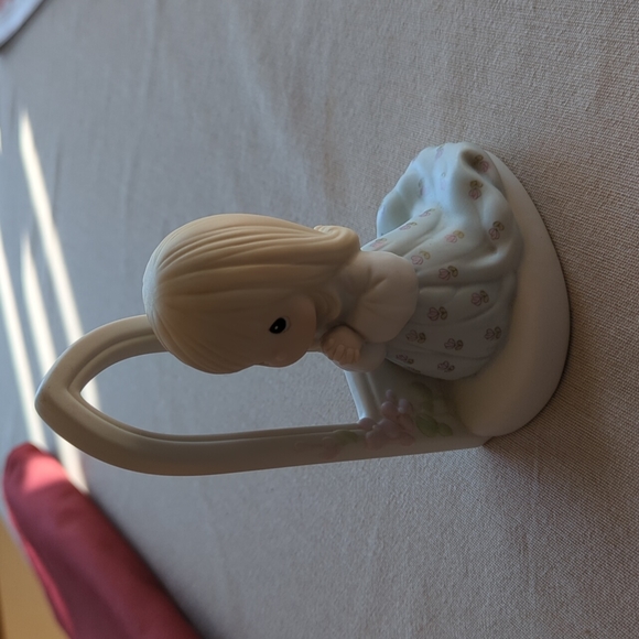 Precious Moments Worship the Lord Figurine - Girl kneeling in Prayer - Like New - Picture 2 of 6